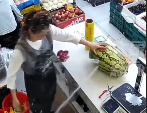 在切开西瓜的瞬间，水珠如喷泉般涌出。-同恩资源分享网